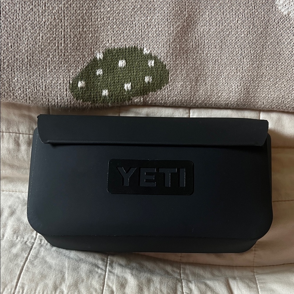 YETI 1l sidekick NWOT